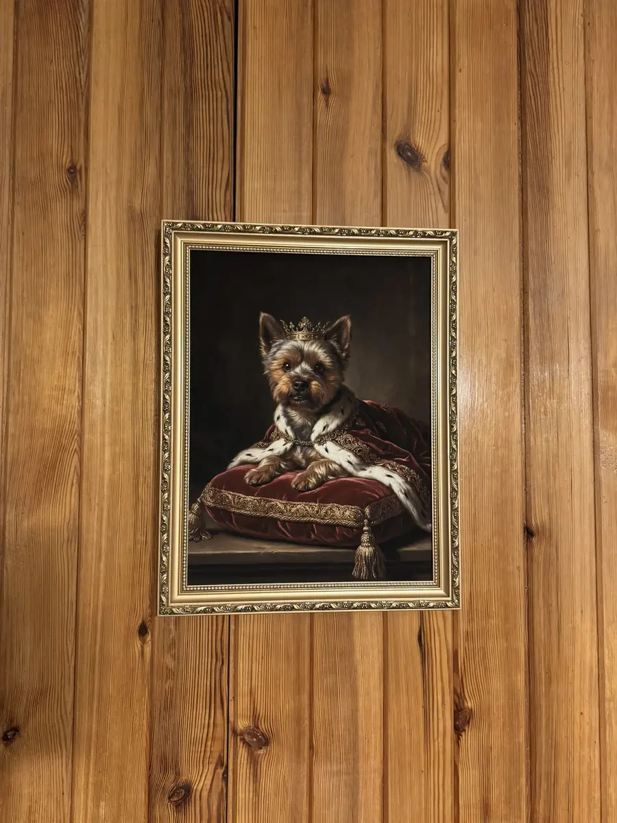 Portret york terrier na królewskiej poduszce z koroną — portret psa w stylu XVIII-wiecznego malarstwa olejnego